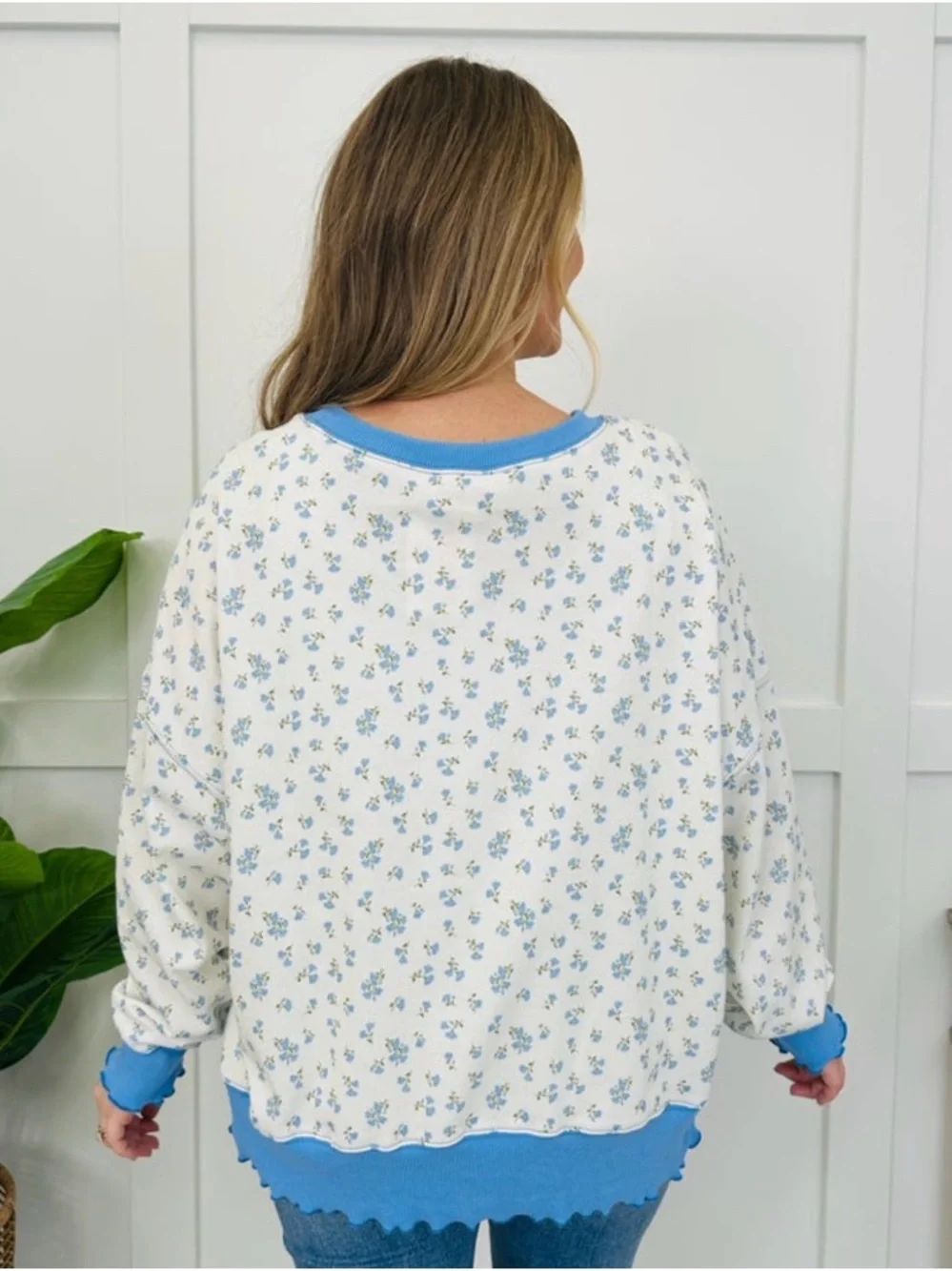 Peach Love California Cream and Blue Floral Pullover Sweatshirt